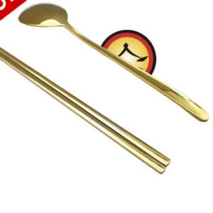 Cuchara dorada y par de palillos dorados